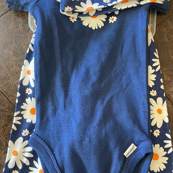NWT Gerber newborn set size 3-6 months - Picture 3 of 4